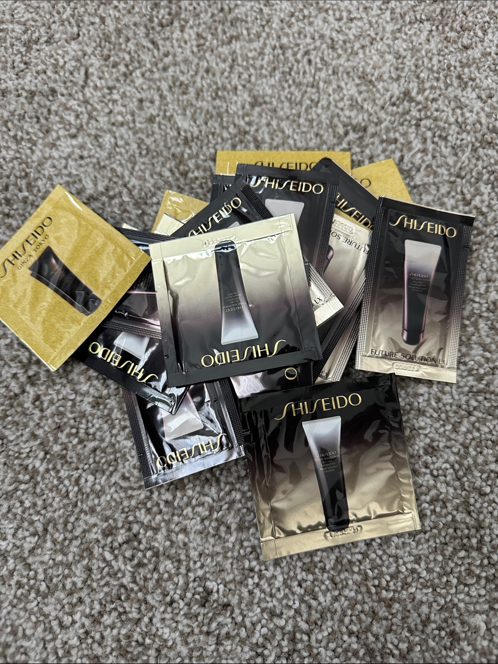 Shiseido Future Solution LX Sachets - Black, Gold, 25 pieces